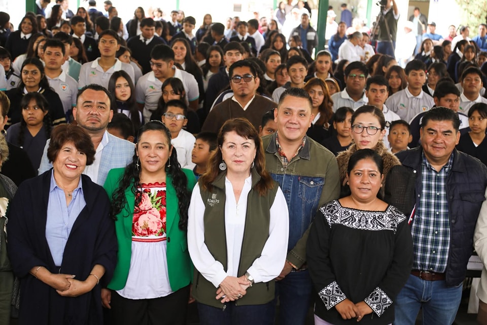 Estudiantes sembrando árboles en Morelos